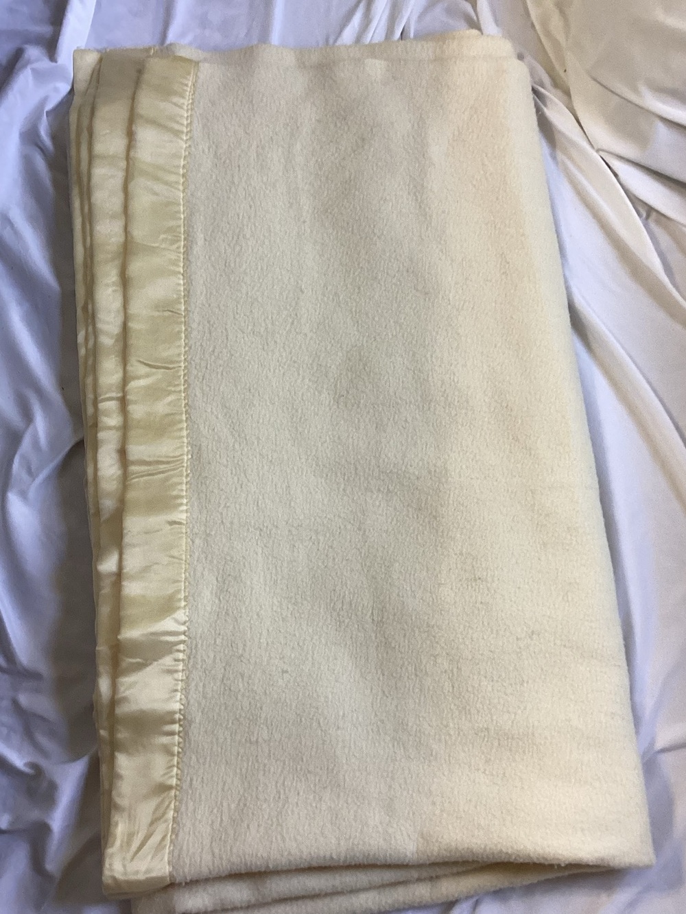 Cream Satin Trim Acrylic 74x86 blanket Preowned